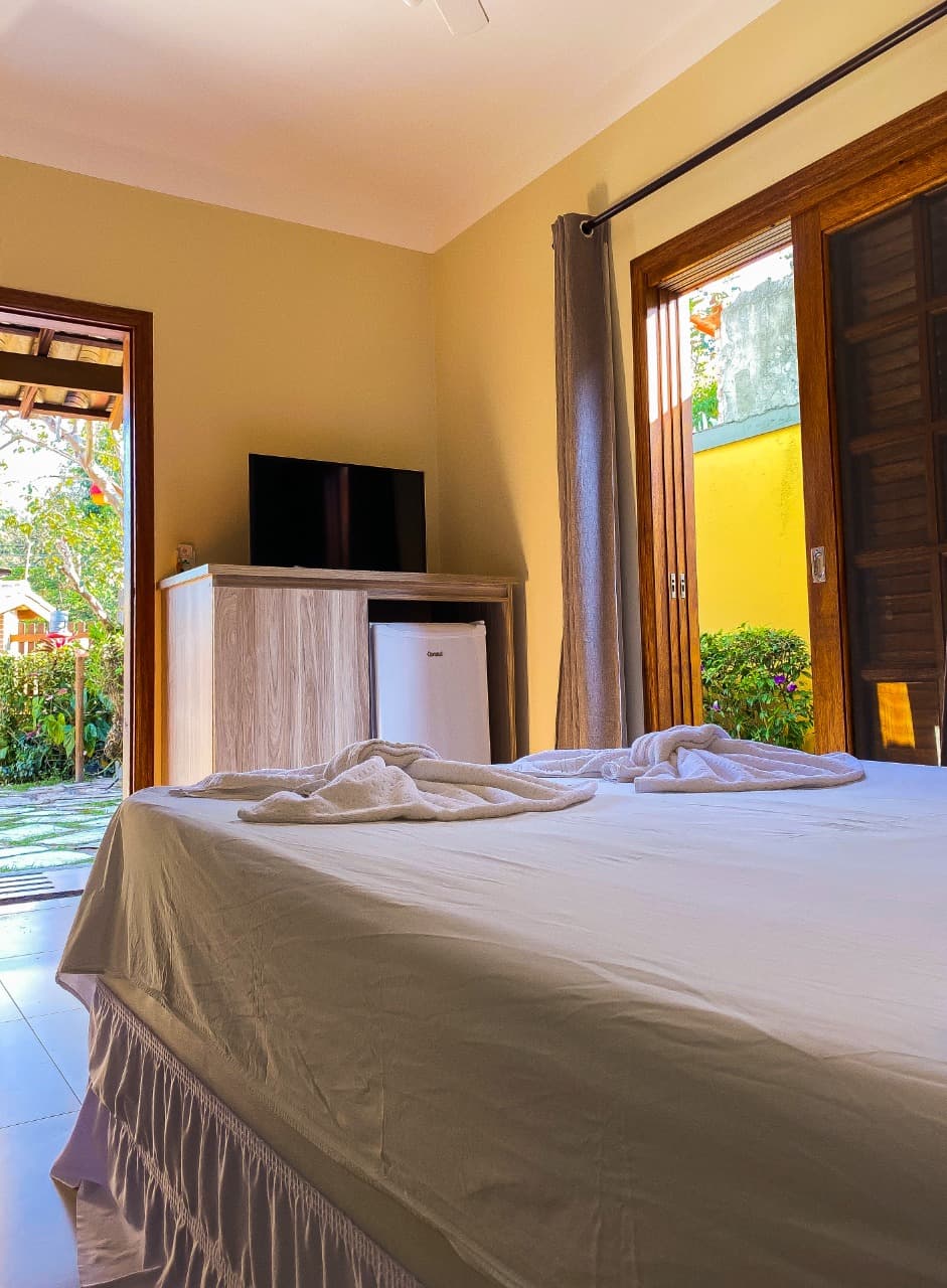 Quarto com ventilador de teto e janela pro verde