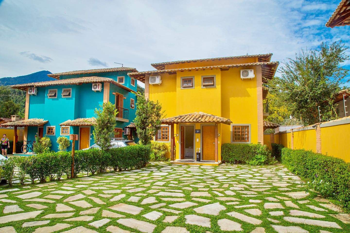 Chalés amarelo e turquesa do Recanto