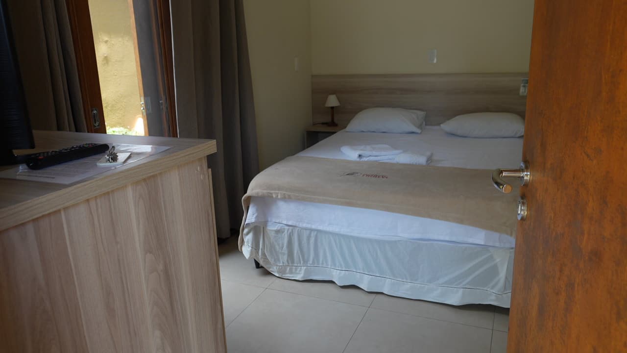 Cama arrumada com toalhas